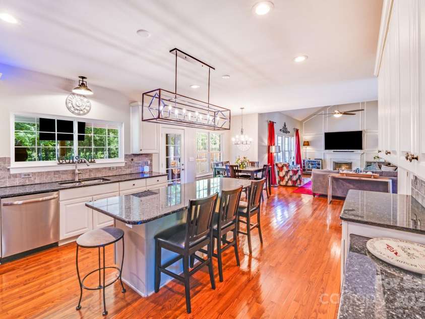 15811 Burlingame Drive, Huntersville, NC 28078.  MLS# CAR4269192, YatesRealty ID 28992. WOW THIS IS A IMMACULATE KITCHEN WITH STAINLESS STEEL APPLIANCES
