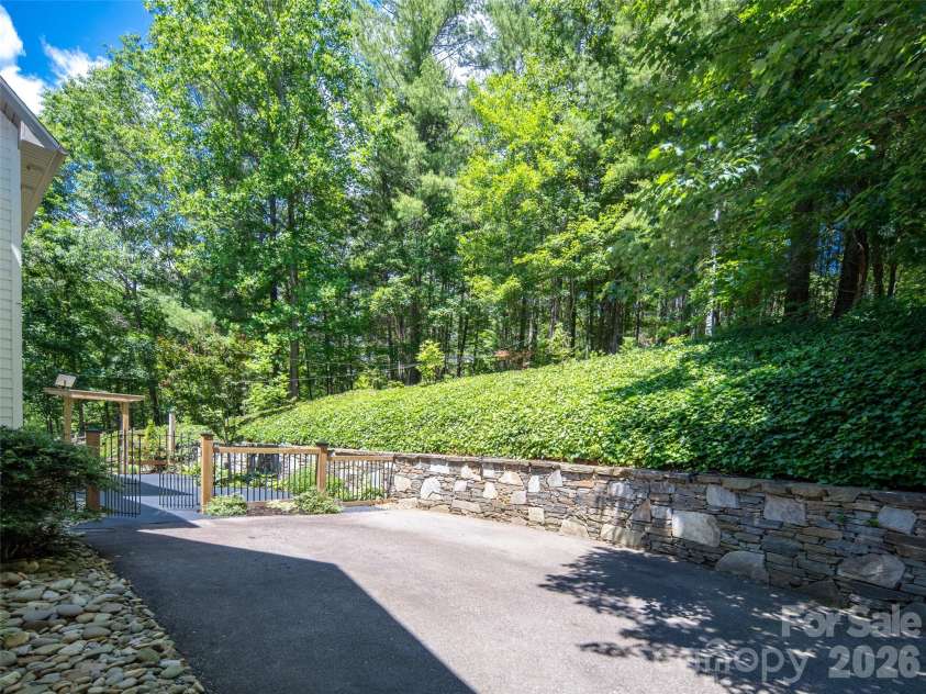 103 Woodburn Drive, Swannanoa, NC 28778.  MLS# CAR4391361, YatesRealty ID 28994. 