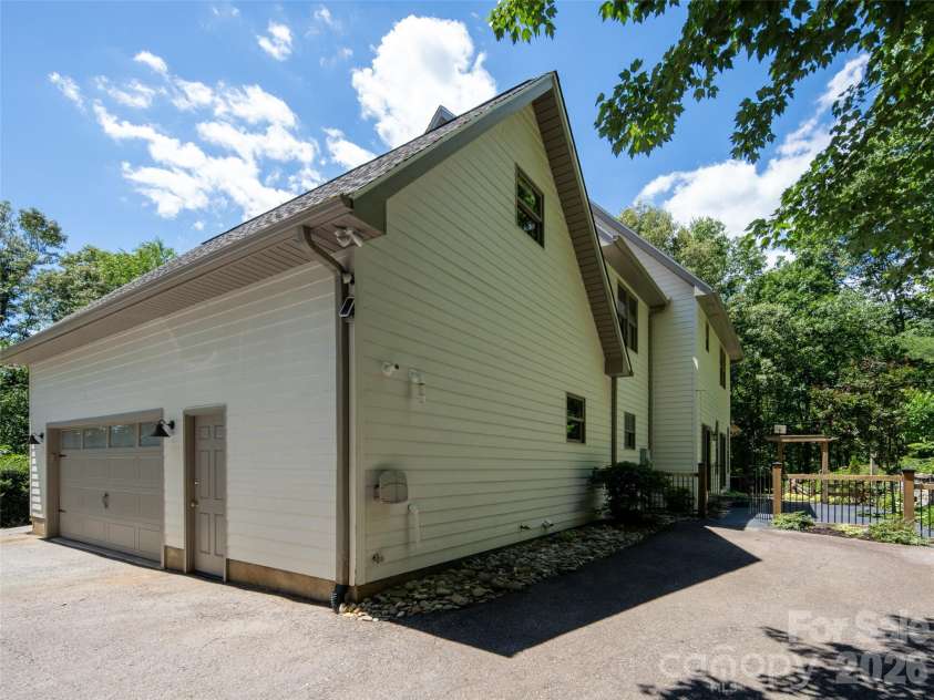 103 Woodburn Drive, Swannanoa, NC 28778.  MLS# CAR4391361, YatesRealty ID 28994. 