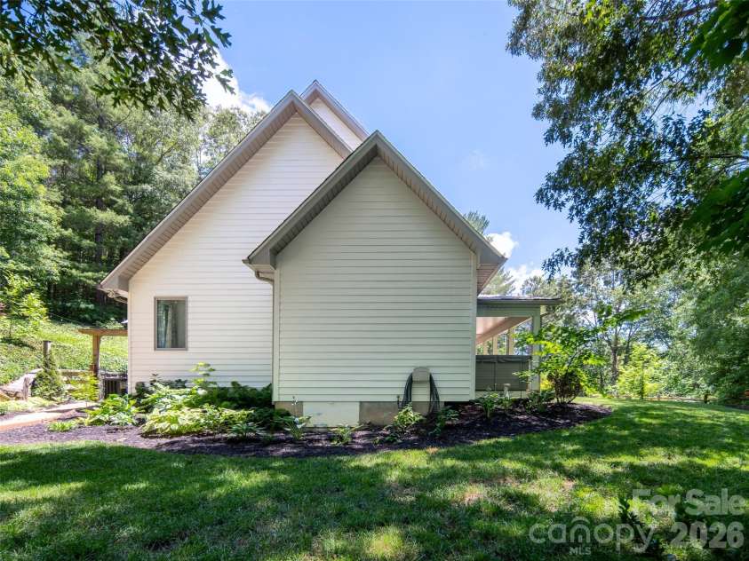 103 Woodburn Drive, Swannanoa, NC 28778.  MLS# CAR4391361, YatesRealty ID 28994. 