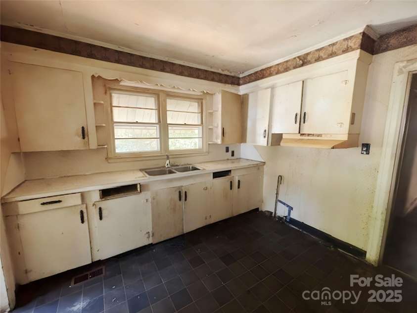 521 Gold Street, Shelby, NC 28150.  MLS# CAR4284074, YatesRealty ID 28994. 