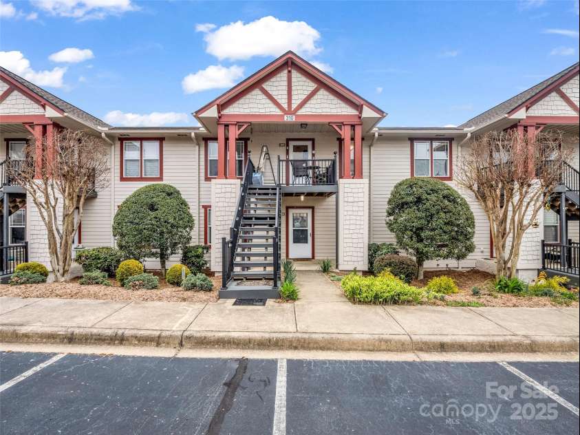 2403 Deermouse Way, Hendersonville, NC 28792.  MLS# CAR4246163, YatesRealty ID 28995. 