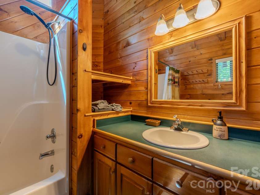 49 Creekside Loop, Spruce Pine, NC 28777.  MLS# CAR4391153, YatesRealty ID 28995. 