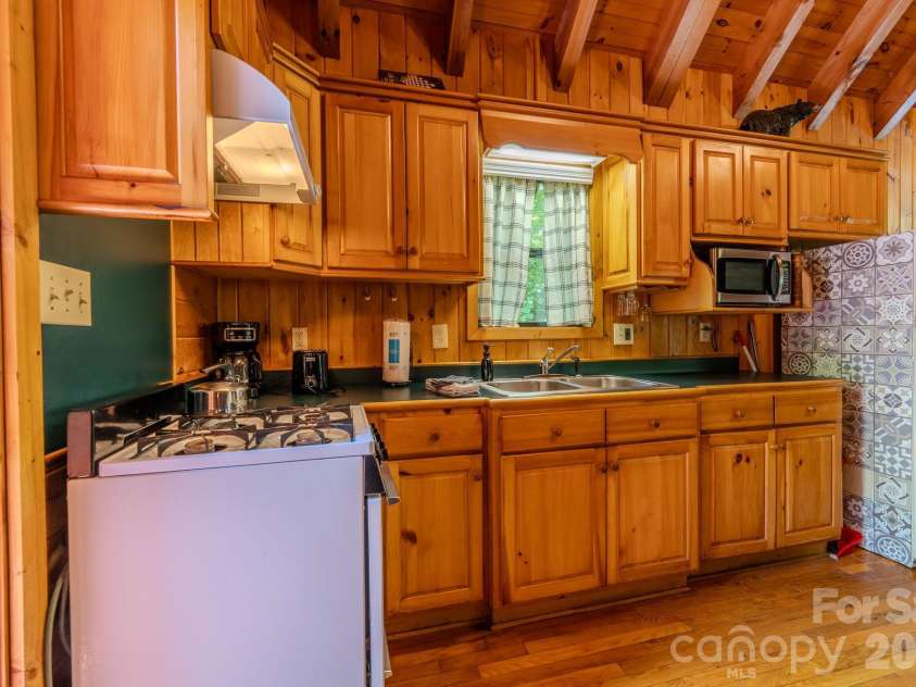 49 Creekside Loop, Spruce Pine, NC 28777.  MLS# CAR4391153, YatesRealty ID 28995. 