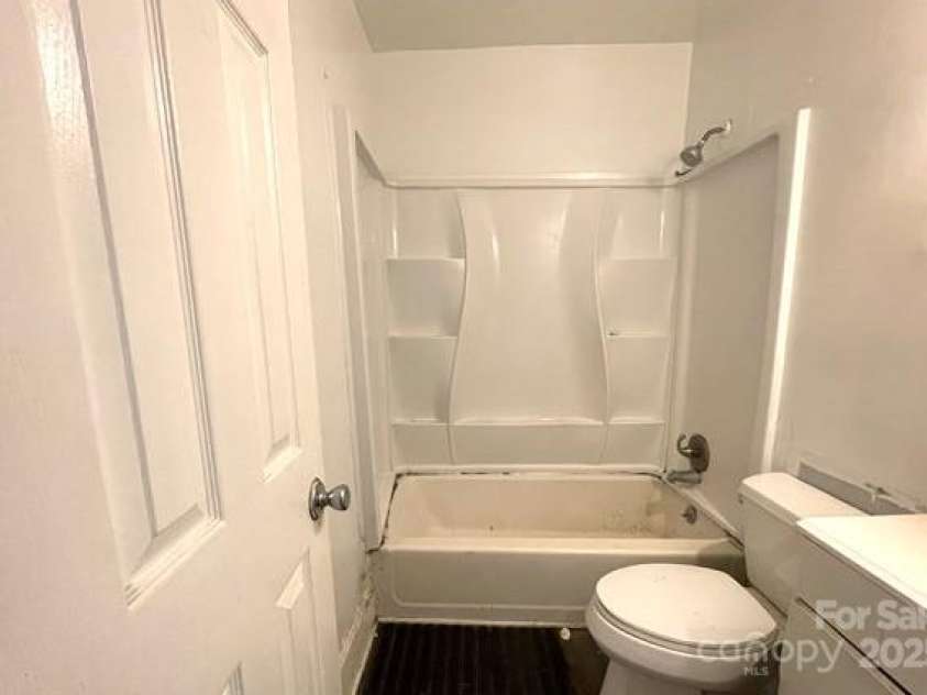 2624 Remington Street, Charlotte, NC 28216.  MLS# CAR4279079, YatesRealty ID 28998. 