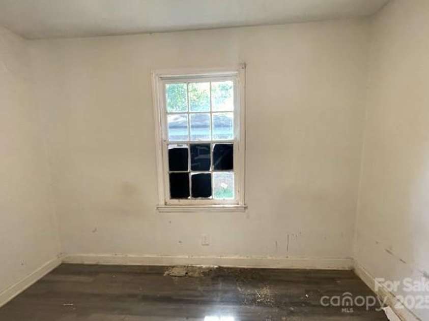 2624 Remington Street, Charlotte, NC 28216.  MLS# CAR4279079, YatesRealty ID 28998. 
