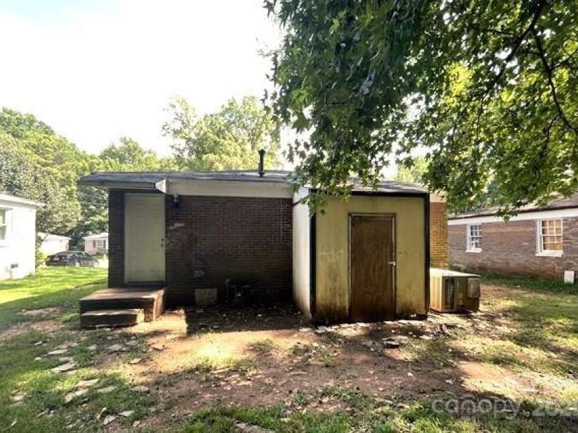 2624 Remington Street, Charlotte, NC 28216.  MLS# CAR4279079, YatesRealty ID 28998. 