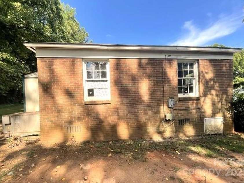 2624 Remington Street, Charlotte, NC 28216.  MLS# CAR4279079, YatesRealty ID 28998. 