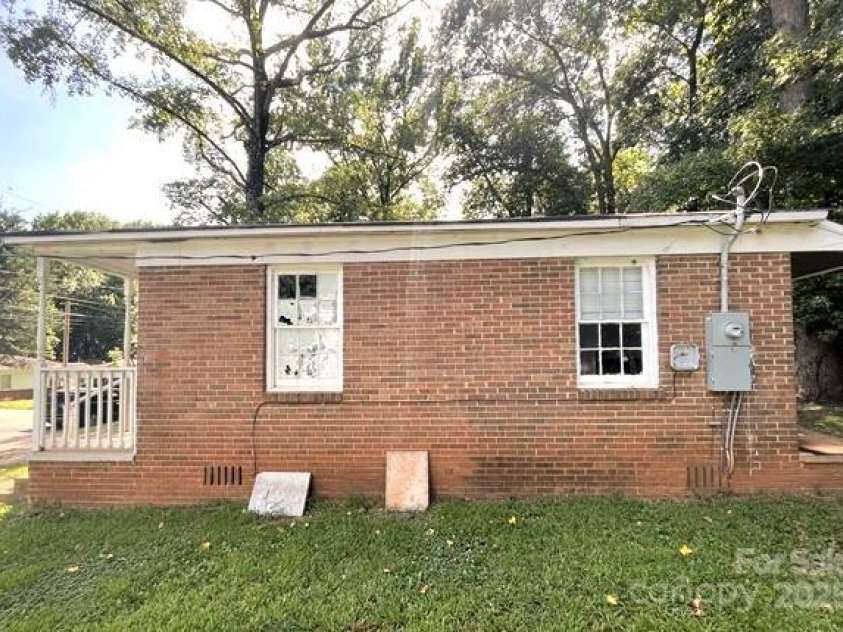2624 Remington Street, Charlotte, NC 28216.  MLS# CAR4279079, YatesRealty ID 28998. 