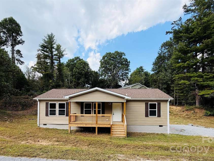 204 Oscelake Way, Hendersonville, NC 28739.  MLS# CAR4299616, YatesRealty ID 290. 