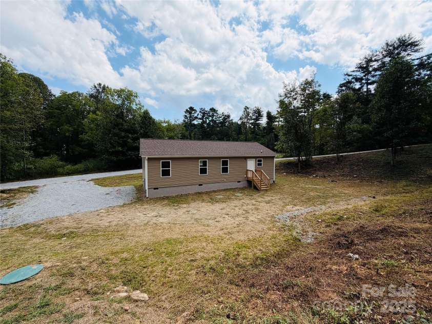 204 Oscelake Way, Hendersonville, NC 28739.  MLS# CAR4299616, YatesRealty ID 290. 