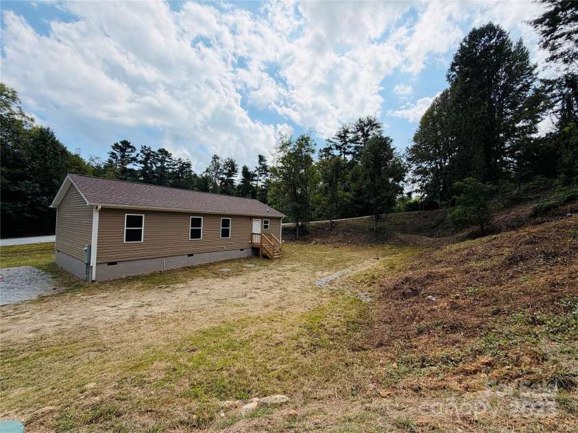 204 Oscelake Way, Hendersonville, NC 28739.  MLS# CAR4299616, YatesRealty ID 290. 