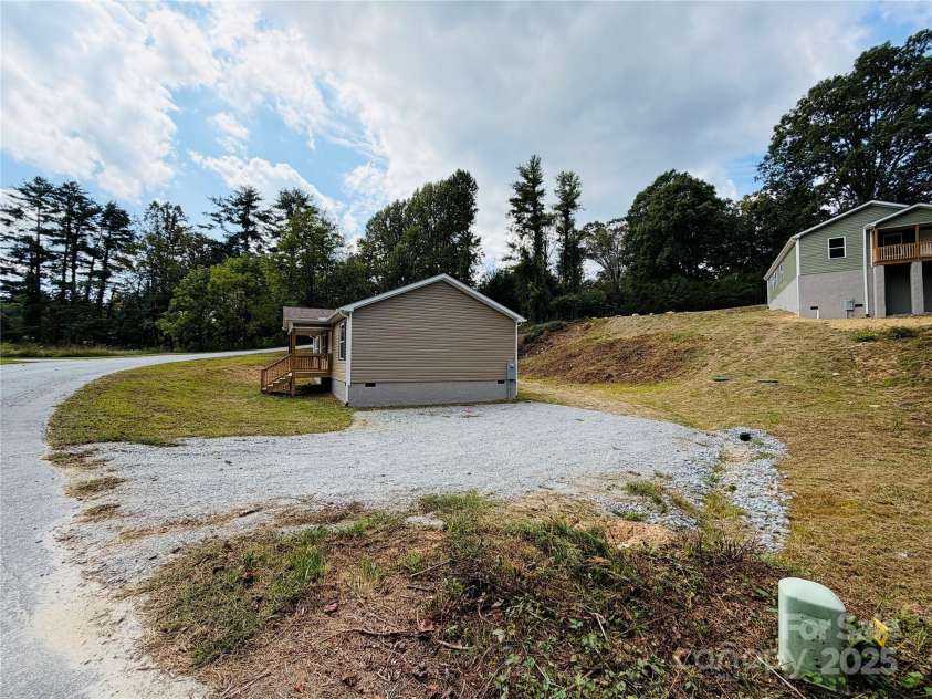 204 Oscelake Way, Hendersonville, NC 28739.  MLS# CAR4299616, YatesRealty ID 290. 