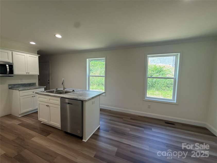 204 Oscelake Way, Hendersonville, NC 28739.  MLS# CAR4299616, YatesRealty ID 290. 