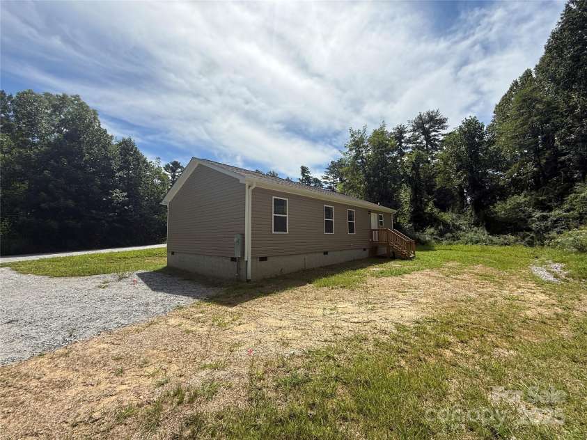 204 Oscelake Way, Hendersonville, NC 28739.  MLS# CAR4299616, YatesRealty ID 290. 