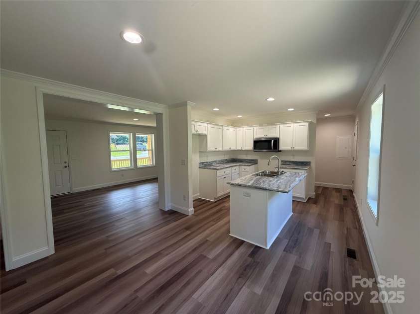 204 Oscelake Way, Hendersonville, NC 28739.  MLS# CAR4299616, YatesRealty ID 290. 