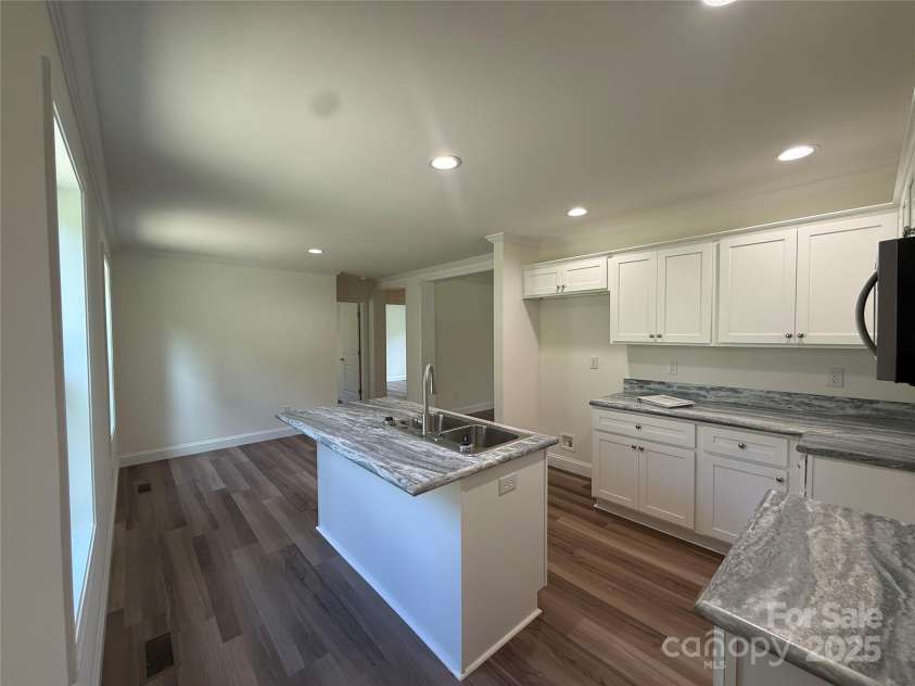 204 Oscelake Way, Hendersonville, NC 28739.  MLS# CAR4299616, YatesRealty ID 290. 