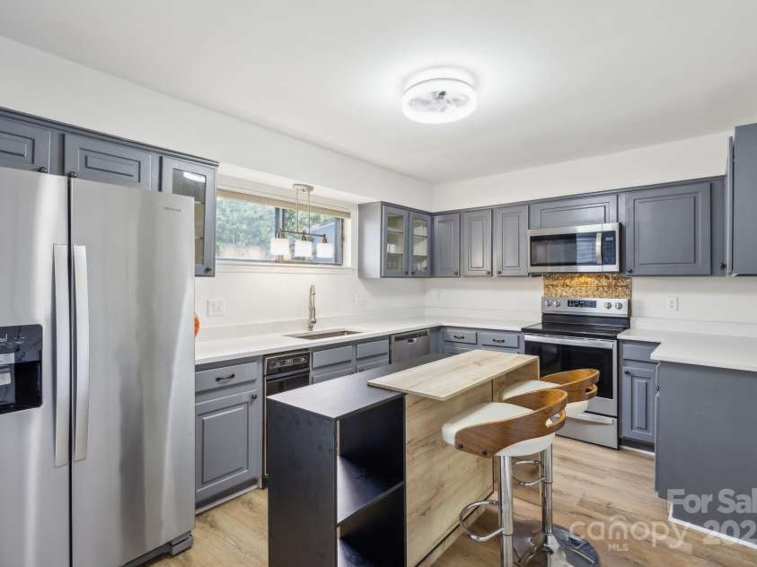 11216 Carmel Chace Drive, Charlotte, NC 28226.  MLS# CAR4252540, YatesRealty ID 29000. 