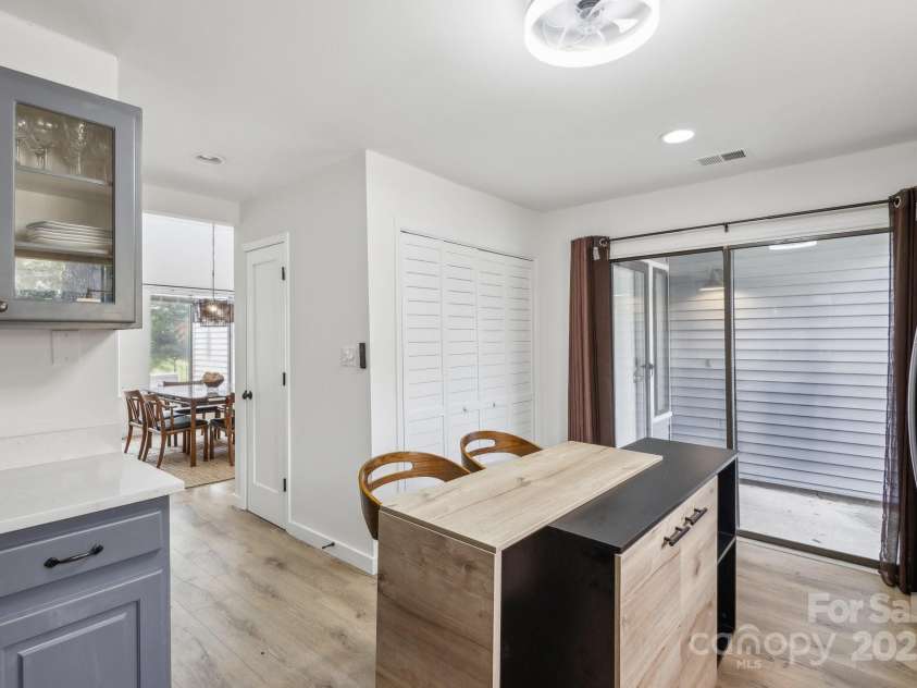 11216 Carmel Chace Drive, Charlotte, NC 28226.  MLS# CAR4252540, YatesRealty ID 29000. 