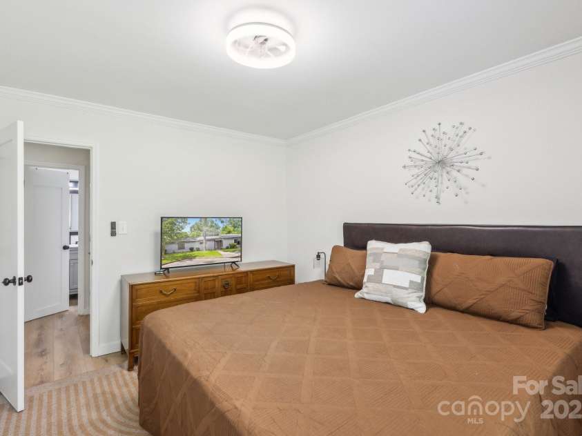 11216 Carmel Chace Drive, Charlotte, NC 28226.  MLS# CAR4252540, YatesRealty ID 29000. 