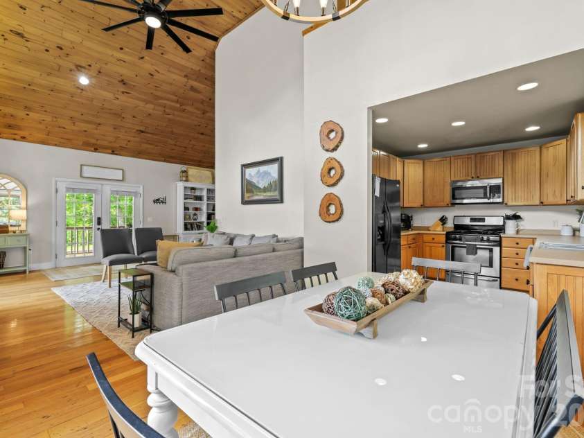 576 Grizzly Ridge, Bryson City, NC 28713.  MLS# CAR4391423, YatesRealty ID 29002. 