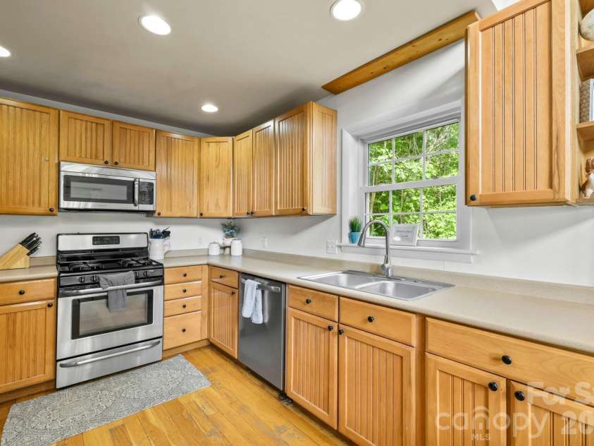 576 Grizzly Ridge, Bryson City, NC 28713.  MLS# CAR4391423, YatesRealty ID 29002. 