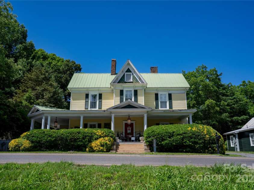 131 Lexington Road, Mocksville, NC 27028.  MLS# CAR4259844, YatesRealty ID 29003. 131 E Lexington Road