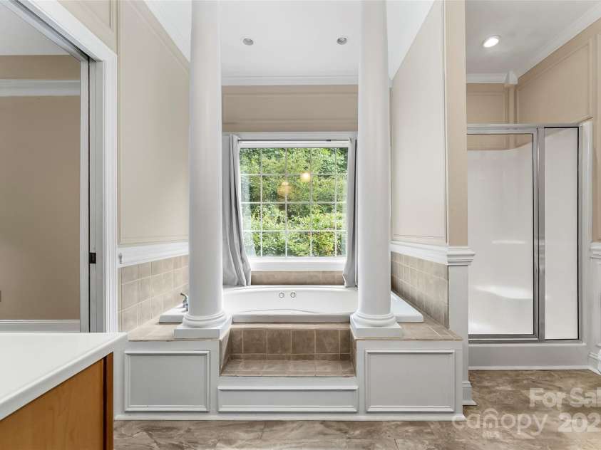 1143 21st Avenue, Hickory, NC 28601.  MLS# CAR4285530, YatesRealty ID 29007. Garden Tub