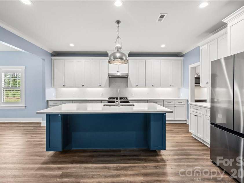 7575 Deer Track Drive, Denver, NC 28037.  MLS# CAR4391104, YatesRealty ID 29007. Large kitchen, quartz counters and backsplash, gas range, lots of cabinet space!