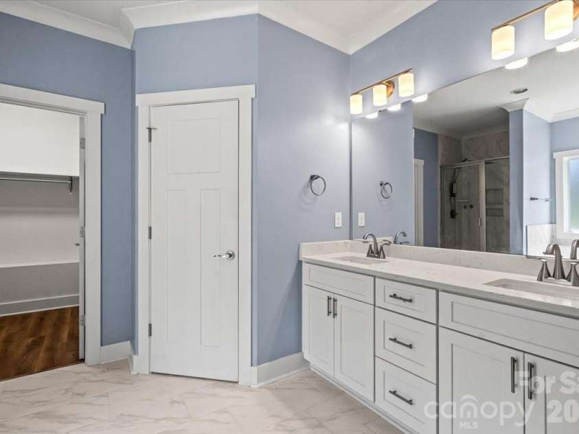 7575 Deer Track Drive, Denver, NC 28037.  MLS# CAR4391104, YatesRealty ID 29007. Primary bathroom