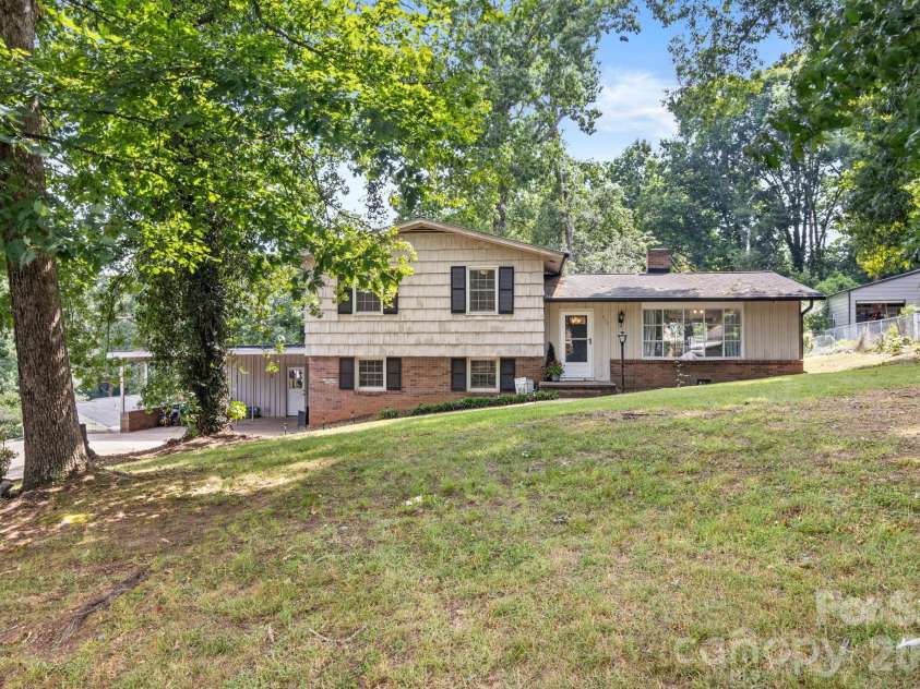 912 Parkwood Road, Shelby, NC 28150.  MLS# CAR4391351, YatesRealty ID 29008. 