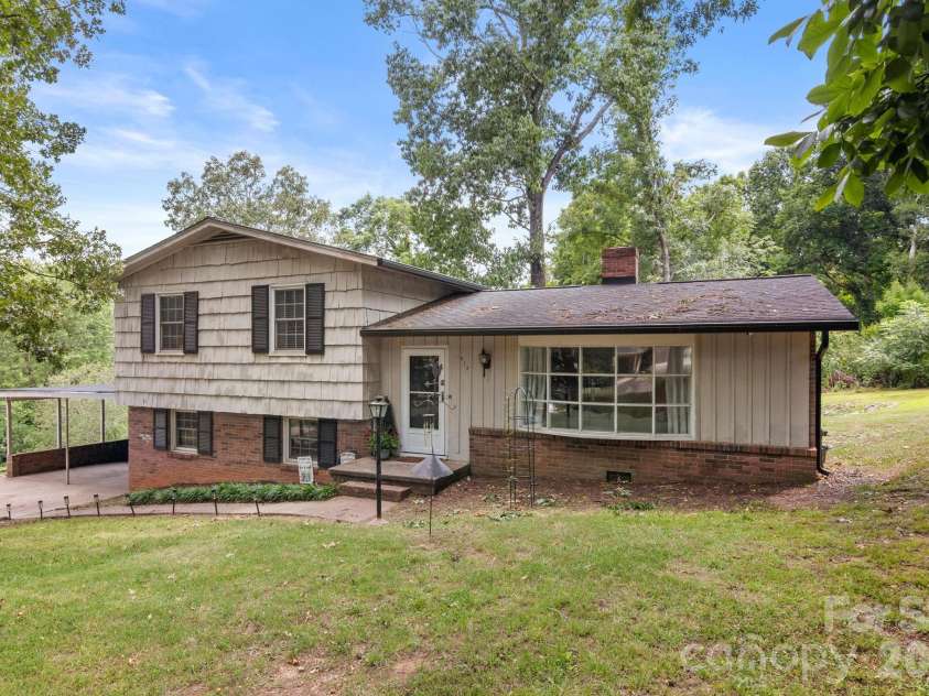 912 Parkwood Road, Shelby, NC 28150.  MLS# CAR4391351, YatesRealty ID 29008. 