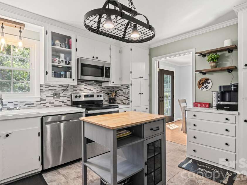912 Parkwood Road, Shelby, NC 28150.  MLS# CAR4391351, YatesRealty ID 29008. 