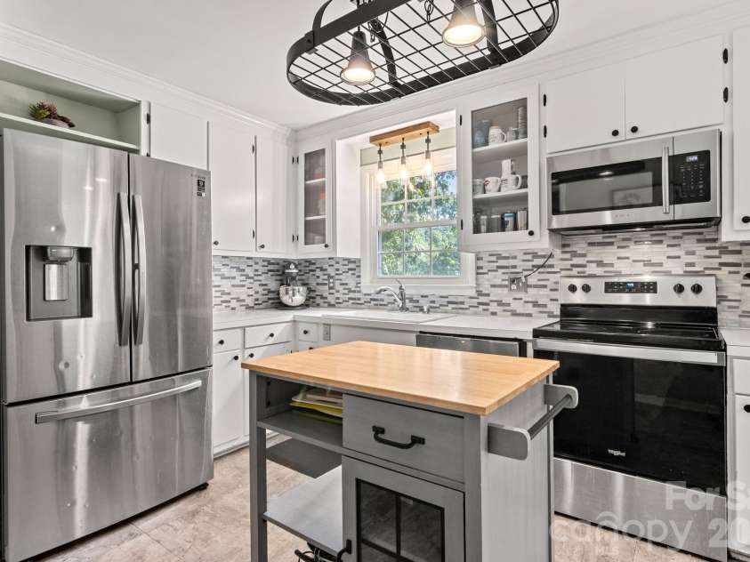 912 Parkwood Road, Shelby, NC 28150.  MLS# CAR4391351, YatesRealty ID 29008. 