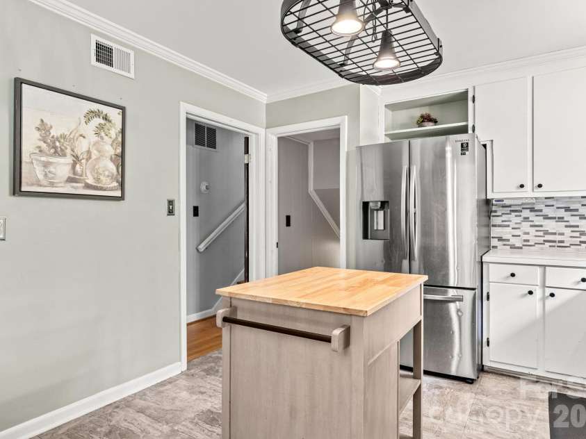 912 Parkwood Road, Shelby, NC 28150.  MLS# CAR4391351, YatesRealty ID 29008. 