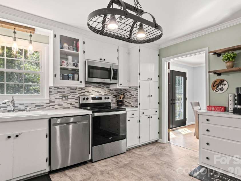 912 Parkwood Road, Shelby, NC 28150.  MLS# CAR4391351, YatesRealty ID 29008. 