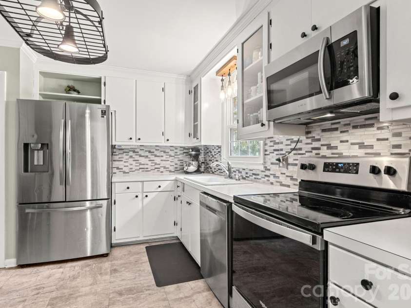 912 Parkwood Road, Shelby, NC 28150.  MLS# CAR4391351, YatesRealty ID 29008. 