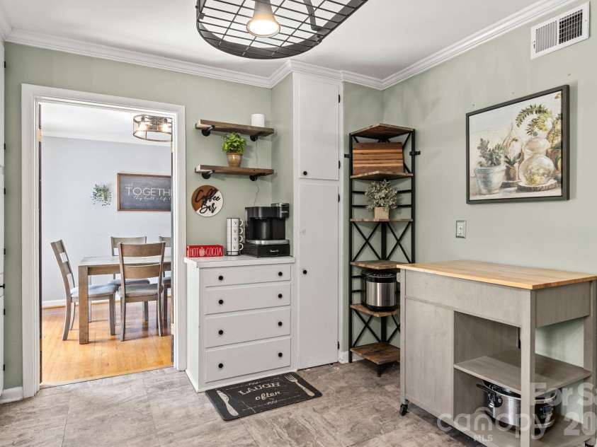 912 Parkwood Road, Shelby, NC 28150.  MLS# CAR4391351, YatesRealty ID 29008. 