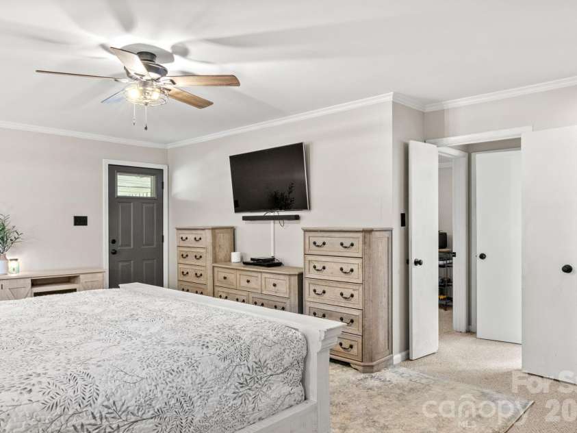912 Parkwood Road, Shelby, NC 28150.  MLS# CAR4391351, YatesRealty ID 29008. 