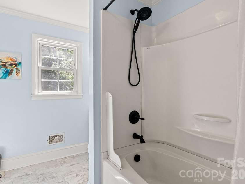 912 Parkwood Road, Shelby, NC 28150.  MLS# CAR4391351, YatesRealty ID 29008. 