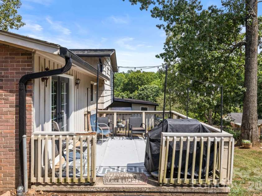 912 Parkwood Road, Shelby, NC 28150.  MLS# CAR4391351, YatesRealty ID 29008. 