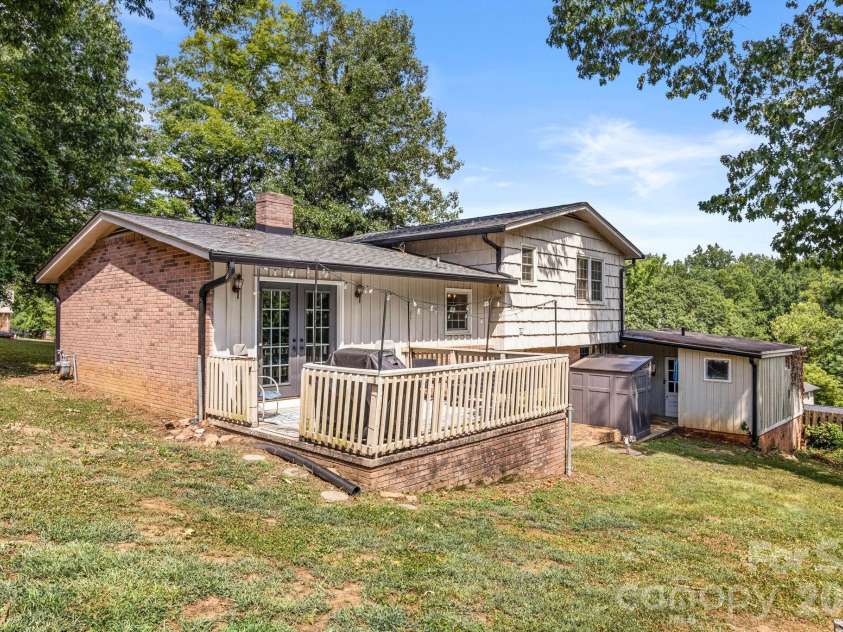 912 Parkwood Road, Shelby, NC 28150.  MLS# CAR4391351, YatesRealty ID 29008. 