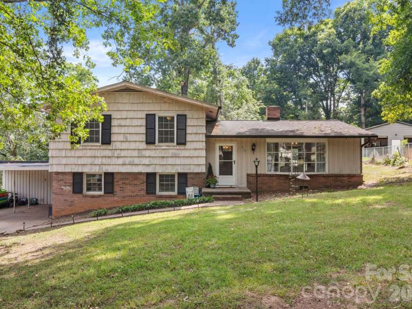 912 Parkwood Road, Shelby, NC 28150.  MLS# CAR4391351, YatesRealty ID 29008. 