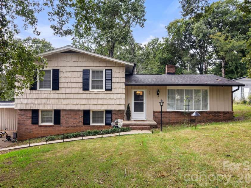 912 Parkwood Road, Shelby, NC 28150.  MLS# CAR4391351, YatesRealty ID 29008. 