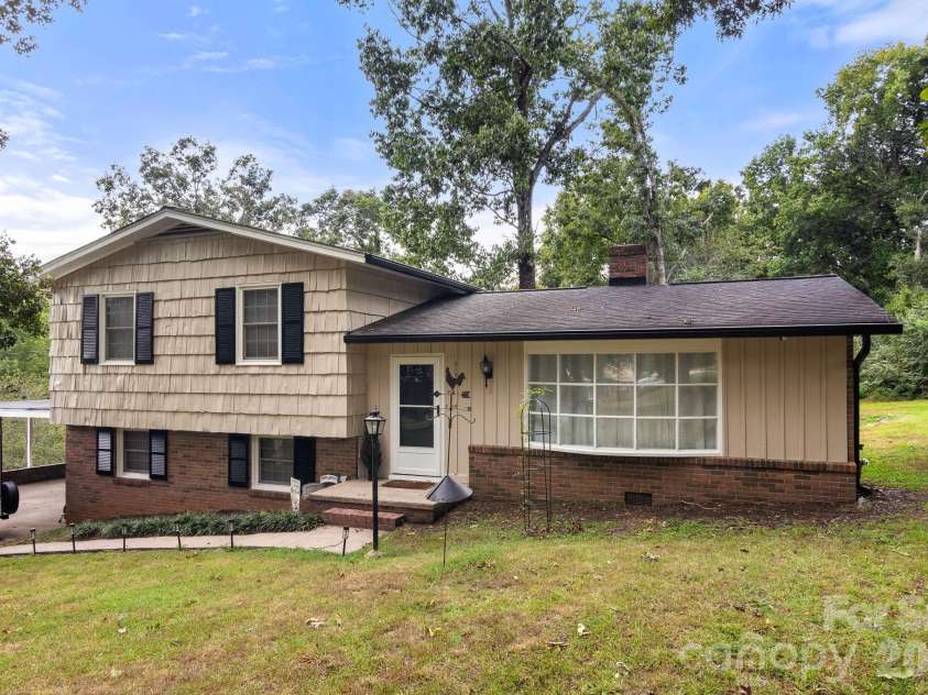 912 Parkwood Road, Shelby, NC 28150.  MLS# CAR4391351, YatesRealty ID 29008. 
