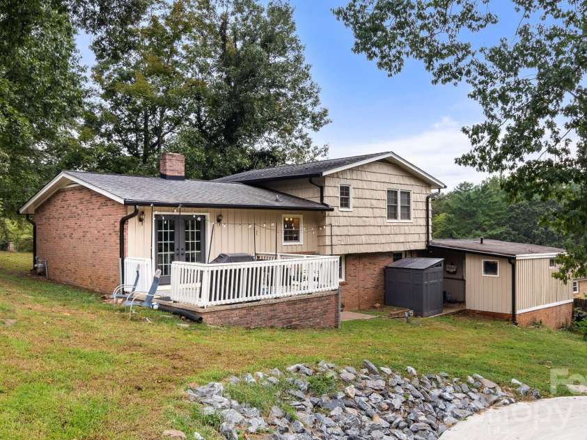 912 Parkwood Road, Shelby, NC 28150.  MLS# CAR4391351, YatesRealty ID 29008. 