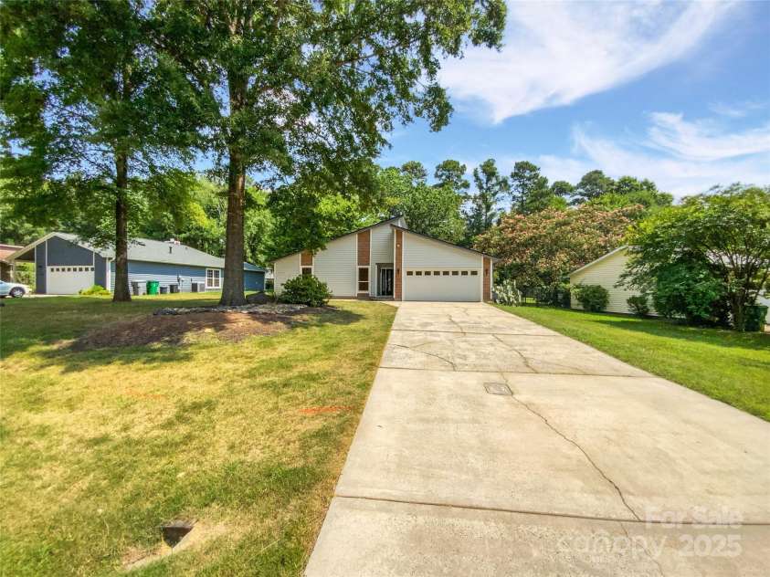 10934 Coachman Circle, Charlotte, NC 28277.  MLS# CAR4275402, YatesRealty ID 29010. 