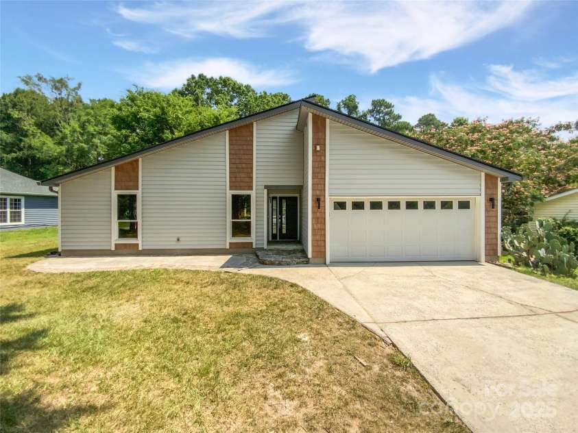 10934 Coachman Circle, Charlotte, NC 28277.  MLS# CAR4275402, YatesRealty ID 29010. 