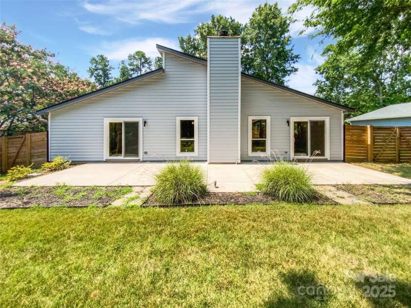 10934 Coachman Circle, Charlotte, NC 28277.  MLS# CAR4275402, YatesRealty ID 29010. 