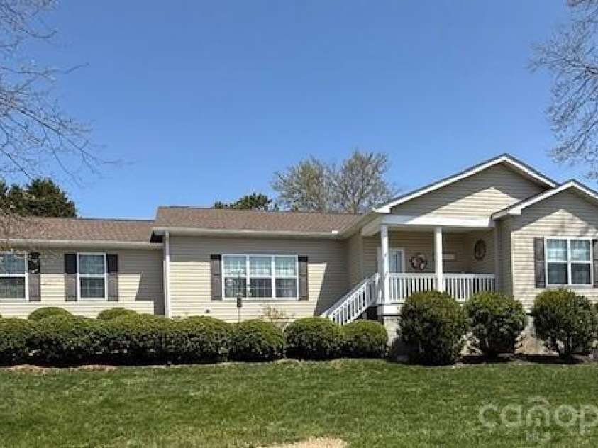 34 Middle Street, Hendersonville, NC 28792.  MLS# CAR4391444, YatesRealty ID 29010. 